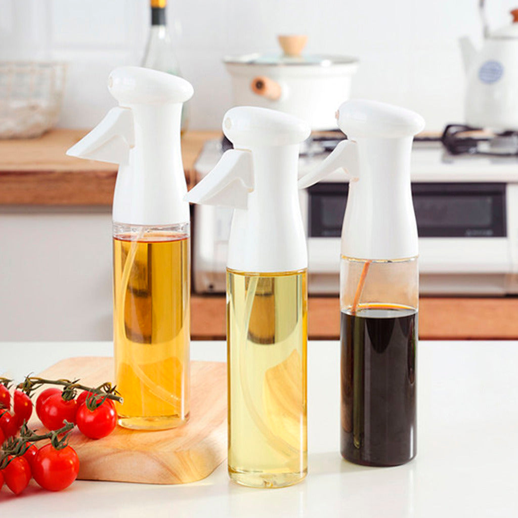 complemento perfecto para cualquier cocina saludable. Nuestro dispensador de aceite en spray está hecho de vidrio resistente al calor y sin BPA, lo que lo hace una opción ecológica y saludable para el consumidor.