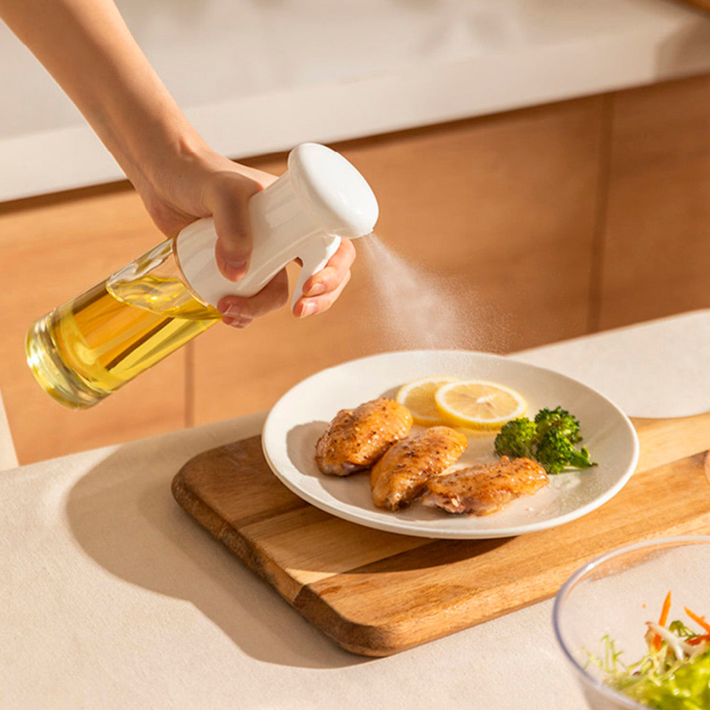 complemento perfecto para cualquier cocina saludable. Nuestro dispensador de aceite en spray está hecho de vidrio resistente al calor y sin BPA, lo que lo hace una opción ecológica y saludable para el consumidor.