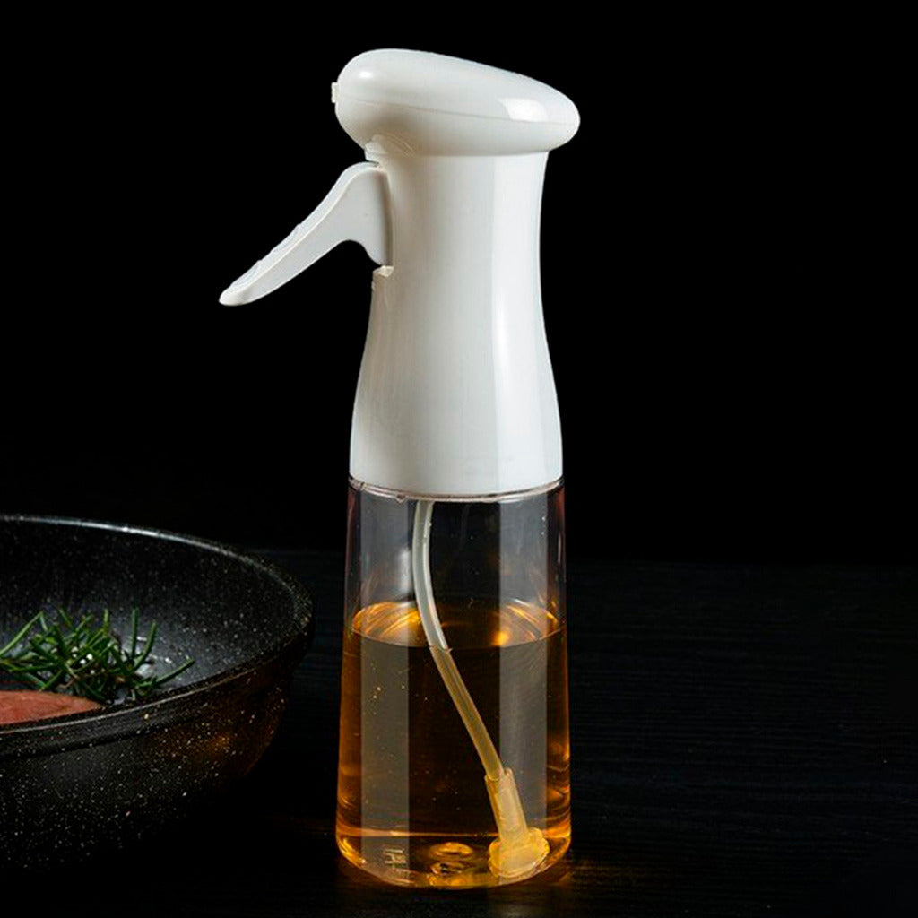 complemento perfecto para cualquier cocina saludable. Nuestro dispensador de aceite en spray está hecho de vidrio resistente al calor y sin BPA, lo que lo hace una opción ecológica y saludable para el consumidor.